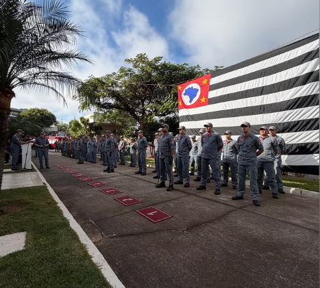 Durante a cerimônia foram promovidas homenagens a militares e autoridades