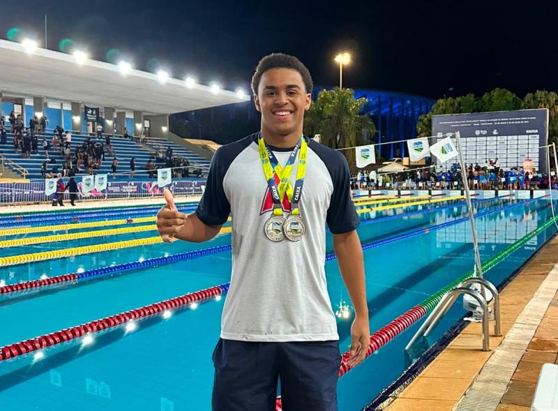 Enzo faturou a prata no revezamento 4 x 100 m nado livre e também nos 4 x 200 m nado livre