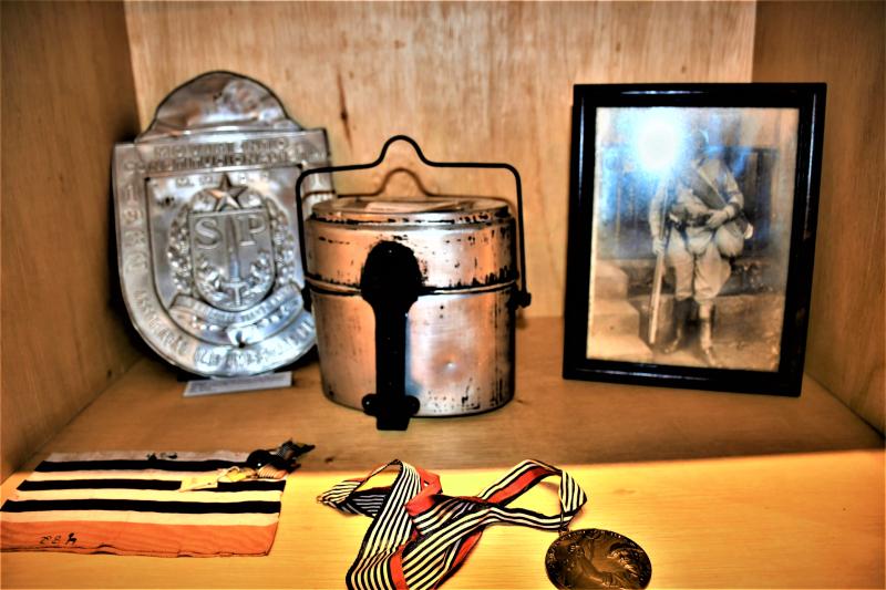 Marmitas, capacetes, medalhas, fotos e outros itens ajudam a contar um dos capítulos mais importantes da história do Estado de SP