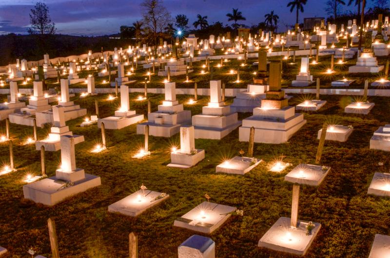 Ritual das velas: instante de silêncio, oração e conexão, em que as famílias agradecem pelas bênçãos herdadas e renovam votos de gratidão e respeito