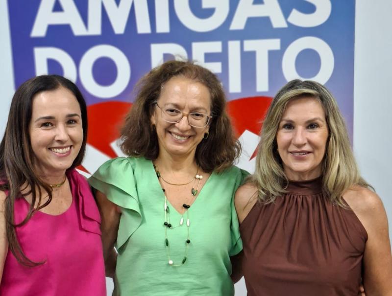 Fabiane Sanches, vice-presidente; a mastologista Dra. Maria Assunção - fundadora do grupo; e a presidente, Cassia Sperini