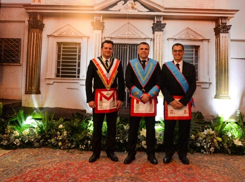 Gabriel Coquemala, atual presidente da Loja Vicente Neiva, entre Carlos Olivetti e Ricardo Sanvezzo