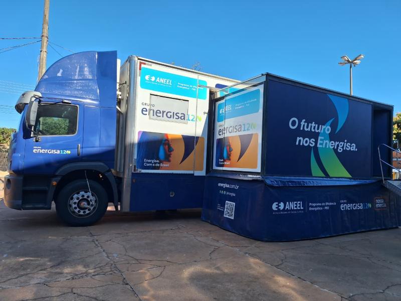 Veículo fica estacionado na Praça da Criança, na Rua Pernambuco