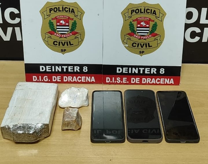 Suspeitos foram flagrados com tablete de maconha, pedra bruta de crack, porção de cocaína e celulares