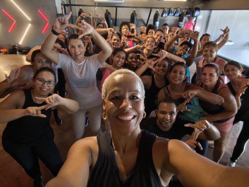 Professora Lia e grupo de alunas: “O nosso movimento vai muito além da coreografia — é sobre comunhão, alegria e ser a sua melhor versão”