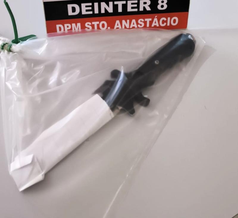 Policiais militares e civis foram à residência do casal e encontraram suspeito armado com uma faca