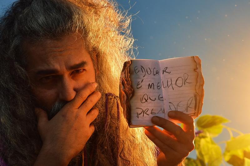 “Amoreira” propõe uma experiência que aproxima música, cinema, dança, cultura popular e poesia