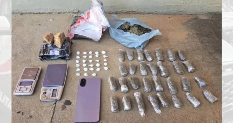 Polícia encontrou várias porções de maconha, cocaína e crack na casa de um homem de 32 anos que está preso