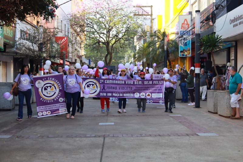 Caminhada integra ações da campanha Junho Violeta, voltada ao combate da violência contra idosos