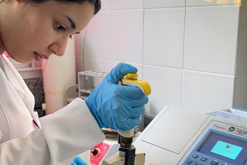 Tainá Bahia Ricardo durante experimento na Universidade de Londrina