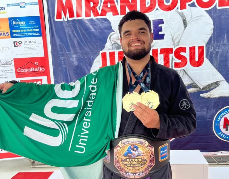 Lucas ficou em 1º lugar na categoria adulto faixa roxa - acima de 100 kg e foi campeão absoluto faixa roxa fazendo 4 lutas