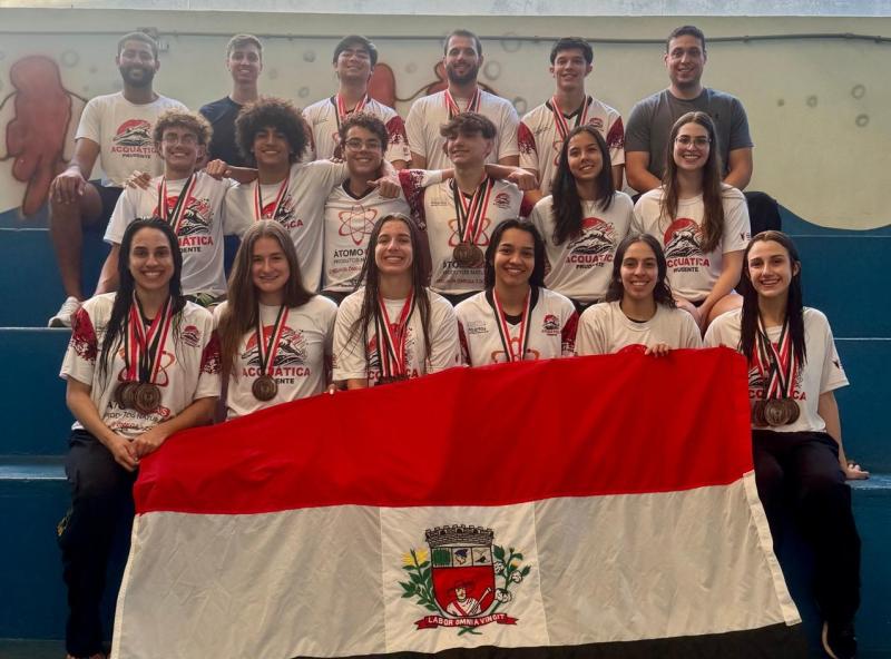 Nadadores de Prudente, ontem, em Tupã com as medalhas conquistadas