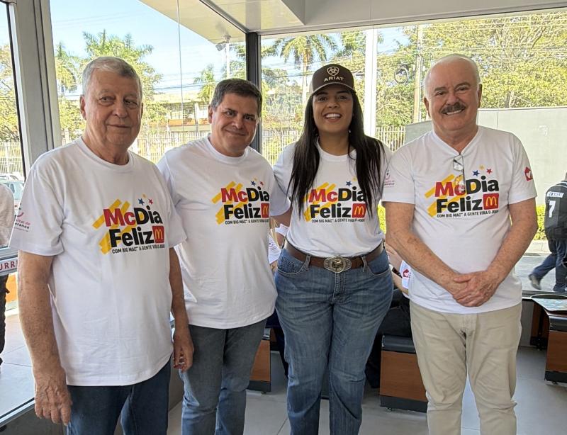 Cantora Lorena Cristine, madrinha do McDia Feliz, entre o diretor do Mc Donalds, Vambersom Fabri, o presidente do HE, Ricardo Anderson e o vice Jorge Guazzi