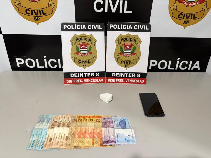 Homens presos estavam com pedra de cocaína e dinheiro dentro do veículo