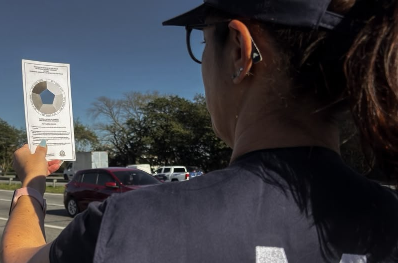 Técnicos utilizam escala que permite medir visualmente nível de opacidade da fumaça emitida pelos veículos