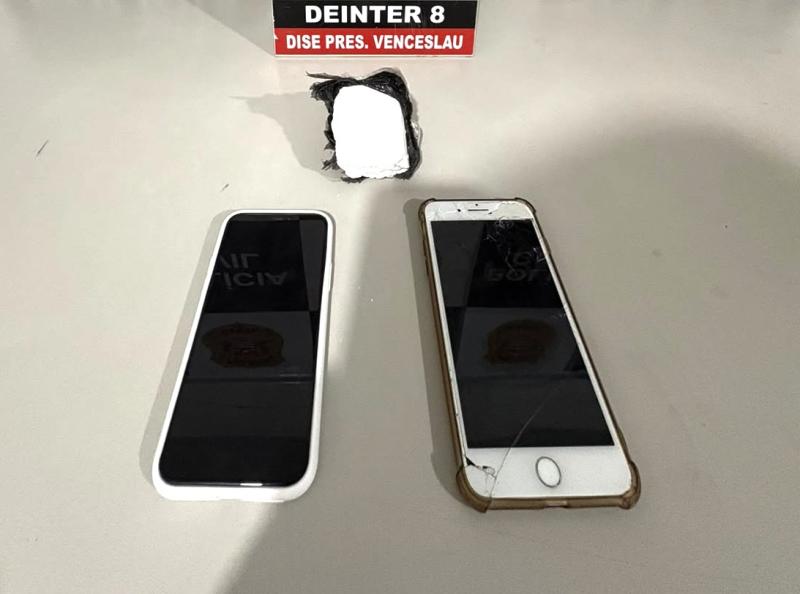 Além do entorpecente, foram apreendidos dois celulares e uma motocicleta