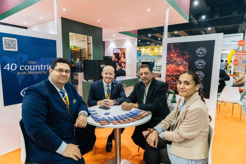 Staff da Naturafrig na principal feira de alimentos do Sudeste Asiático