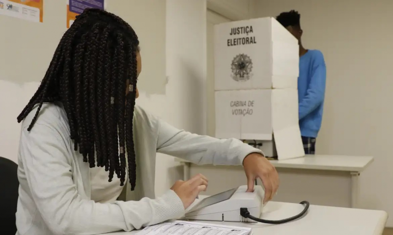 Mesários são responsáveis por organizar trabalhos durante dia da eleição