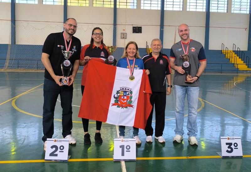 Juliano Scatolon, que foi o chefe da Delegação de Prudente, à direita, com o troféu de 3º lugar geral