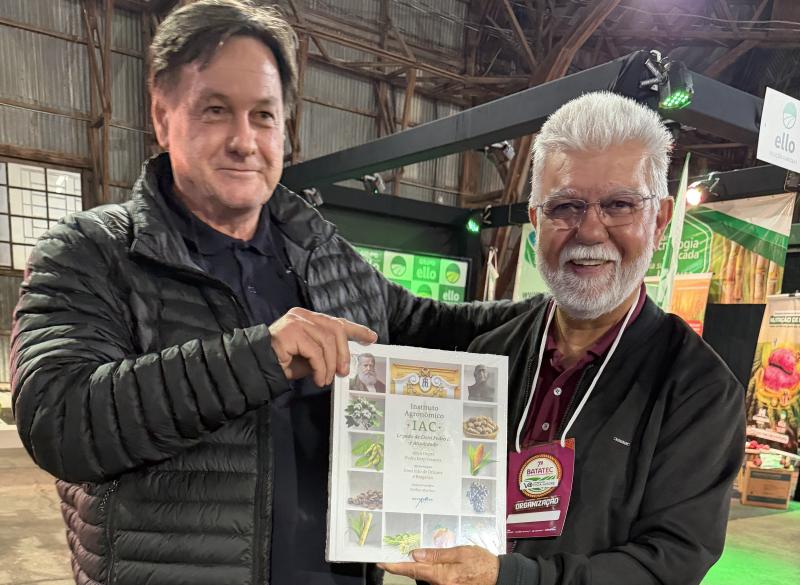 Valdemir Antônio Perecin, pesquisador Científico do IAC (Instituto Agronômico de Campinas), entrega homenagem para Liberto Fortuna da Rocha, organizador da Batatec