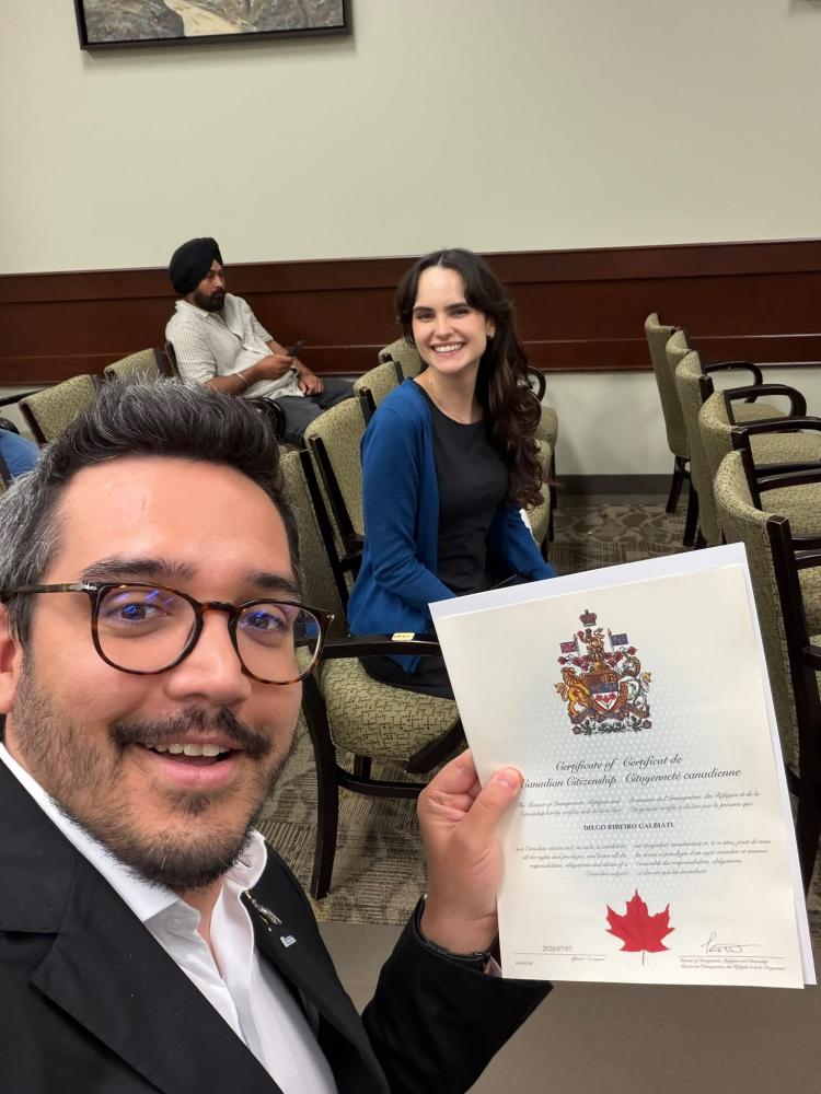 DIEGO GALBIATI EXIBE O CERTIFICADO QUE LHE CONFERE O STATUS DE CIDADÃO DO CANADÁ