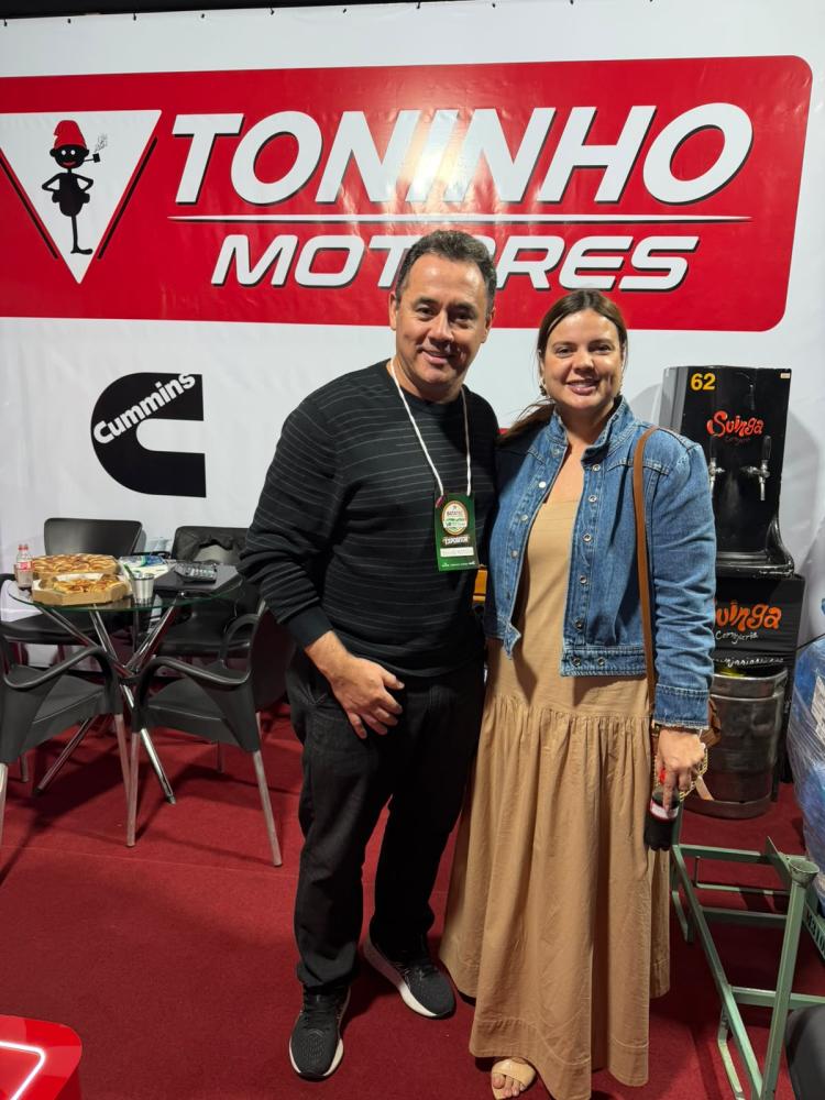 RODRIGO RUIZ, DIRETOR DA TONINHO MOTORES, RECEPCIONANDO CONVIDADOS COM A ESPOSA