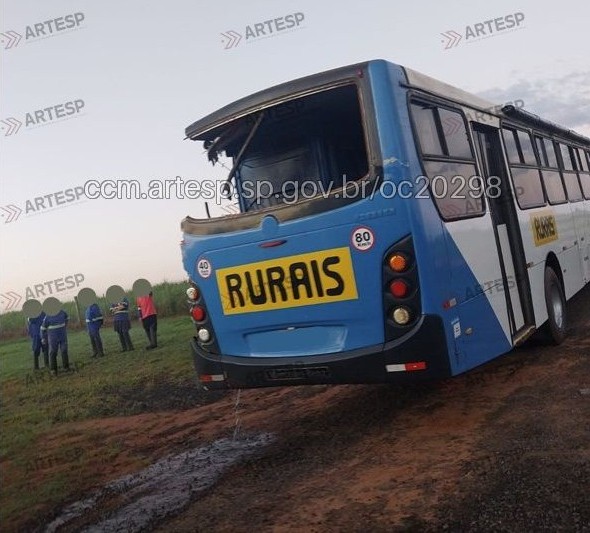 Ônibus trafegava na rodovia no sentido leste quando reduziu a velocidade pelo canteiro lateral