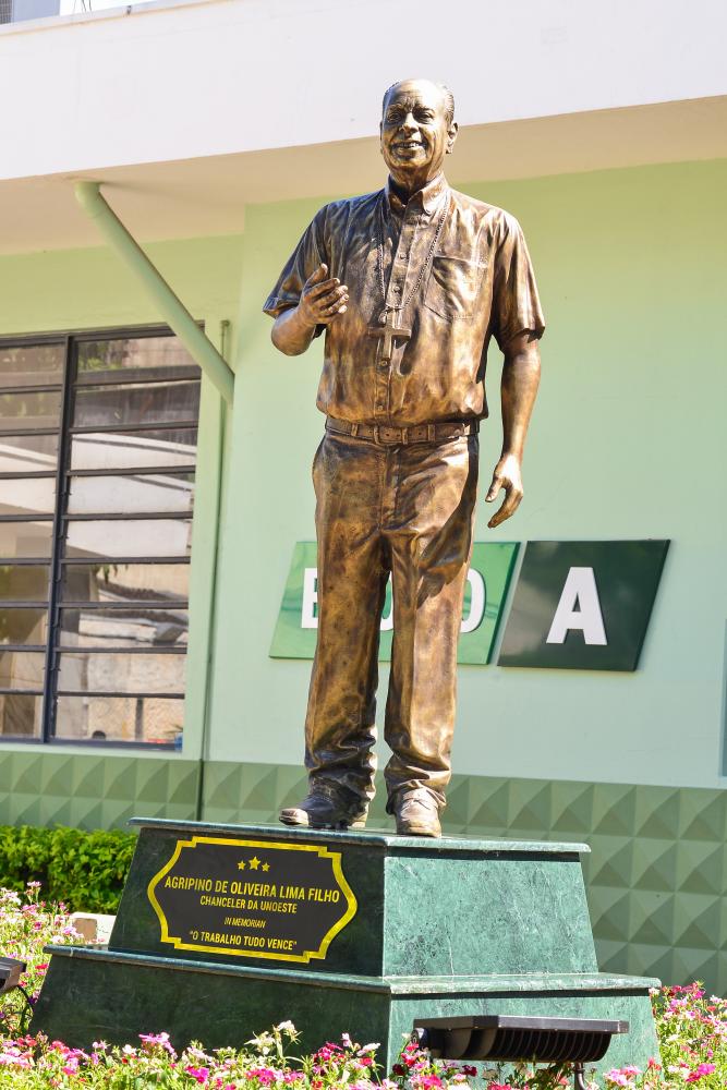 Ector Gervasoni e Marcelo Gomes: Estátua do professor Agripino em frente ao primeiro bloco construído no campus I da Unoeste