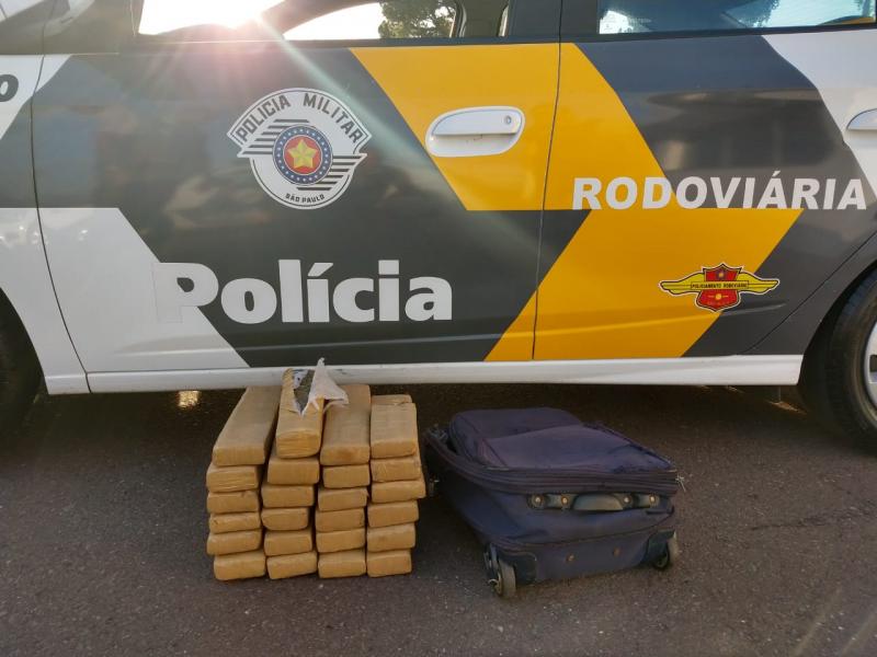 Polícia Militar Rodoviária - Tabletes pertenciam a um passageiro do ônibus fiscalizado