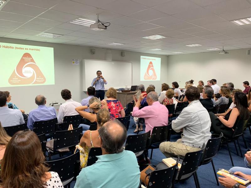 Auditório da FGV lotado na palestra e lançamento do novo livro de Neder Isaac