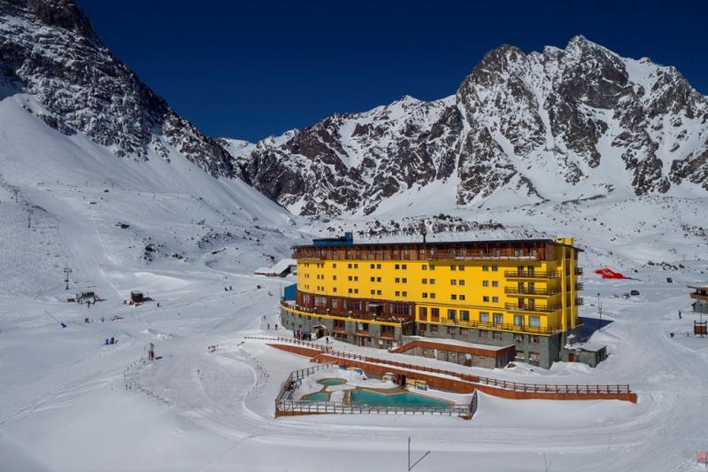 Cedida/ADComunicação: Estação de esqui mais antiga da América Latina, Portillo celebra sete décadas: A tranquilizante paisagem dos Andes, com a beleza da Laguna del Inca, que fica bem em frente à estação