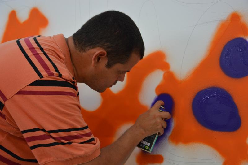 Cedida/Secom: Alunos da Oficina de Artes do Cidadescola receberam de presente um mural grafitado por Anderson, artista com 5% de visão