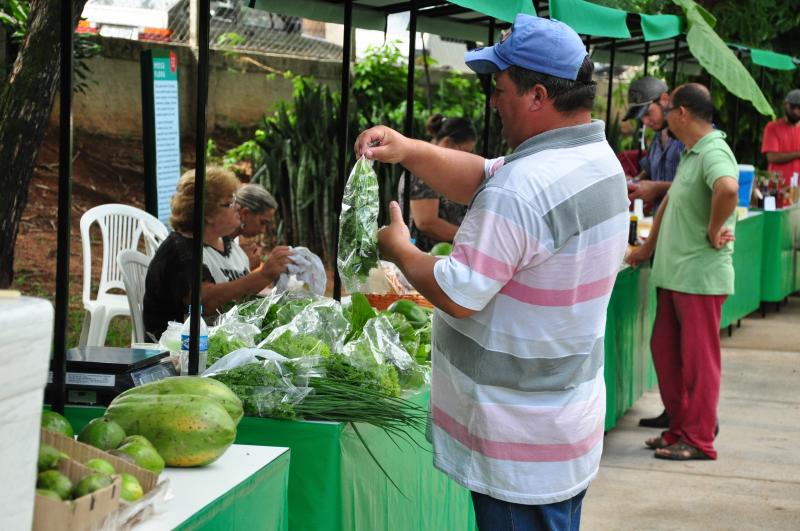 José Reis - Ivonete levou produtos como artesanato e produtos orgânicos 