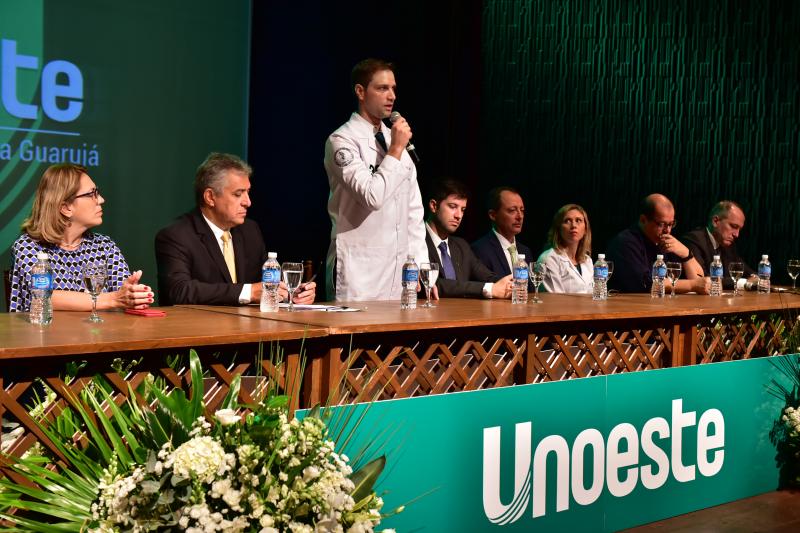 Ector Gervasoni: Mesa com autoridades: Rosana Valle (deputada federal), Válter Suman (prefeito de Guarujá), Gabriel e Guilherme Carapeba, José Eduardo Creste e Érika Suzigan (Unoeste), Edilson Dias (vereador) e Urbano Bahamonde (Hospital Santo Amaro)