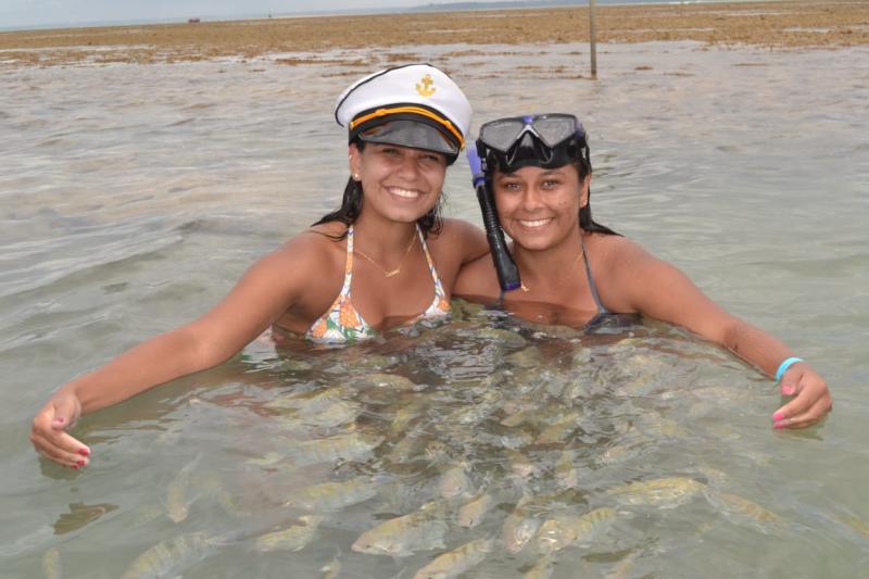 As irmãs Luciana e Bruna Santos curtindo o passeio de mergulho Recife de Fora em Porto Seguro, pela agência Cacilda tour