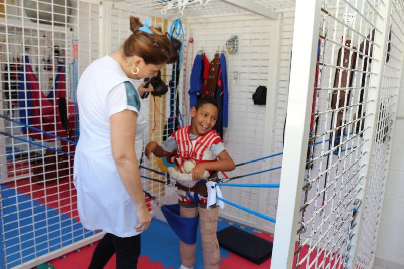 Cedida/AI da Lumen - Método pediasuit coloca a pessoa com deficiência física em pé