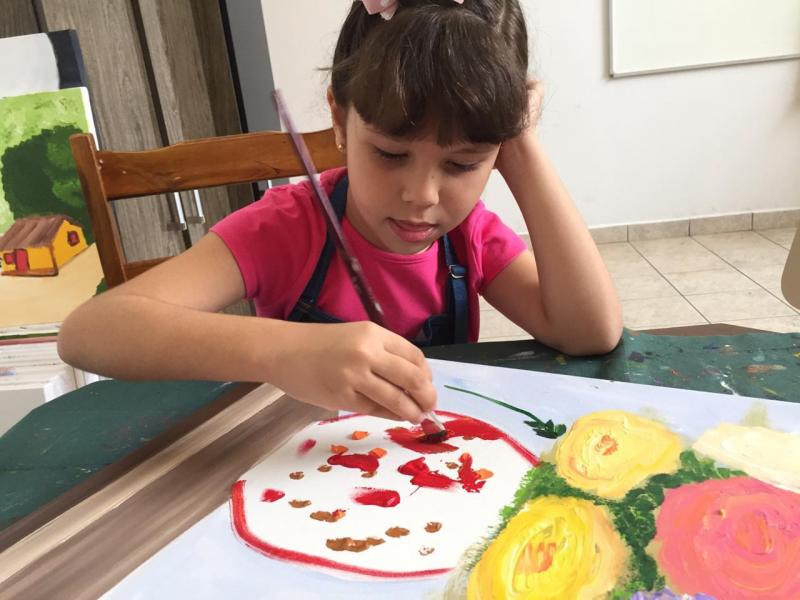 Cedida/ Jorge Silva: Aluna e artista Beatriz Machado, tem 8 anos e participa do Projeto Cor