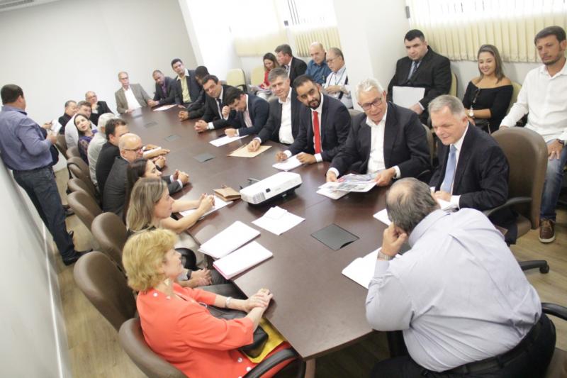 Francelino Magalhães, presidente do Hospital Regional do Câncer, apresentando reivindicações ao Secretário Estadual da Saúde, ao lado do deputado Mauro Bragato. Na mesma mesa estavam outros representantes e lideranças de outras instituições do Oeste Paulista