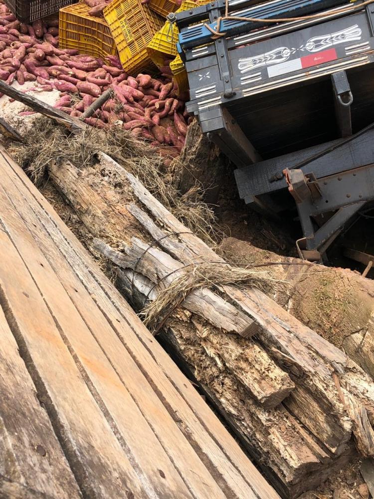 Cedida - Empresa contabiliza prejuízo material de R$ 30 mil, com o caminhão e com a carga de batata-doce