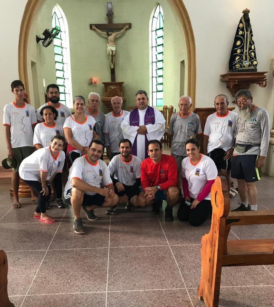 Grupo de peregrinos de Presidente Prudente foi recepcionado pelo padre Humberto, no Santuário de Santo Expedito, após 9 horas de caminhada