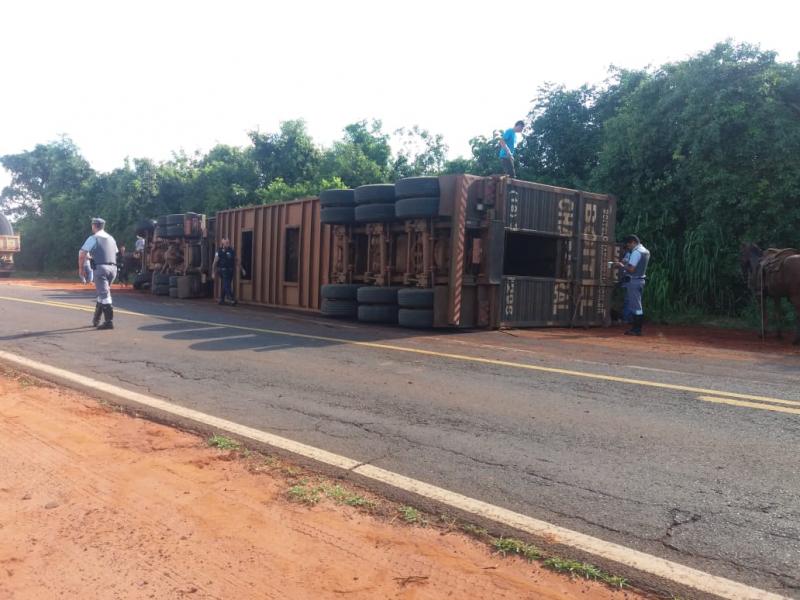 Guarda Municipal de Rancharia: Tombamento de caminhão ocorreu na SP-457, em Rancharia