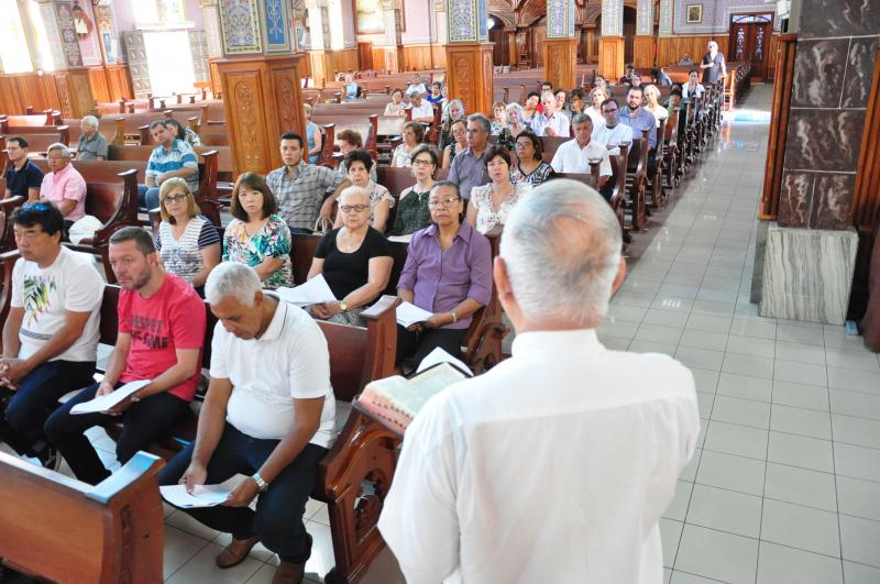 José Reis - Fieis acordaram cedo para irem até a Catedral de São Sebastião participar da Hora Santa