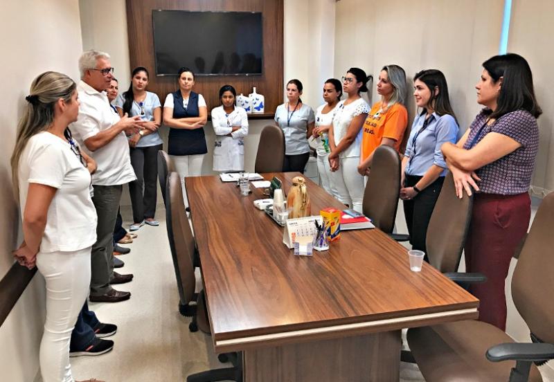 O presidente do HRCPP (Hospital Regional do Câncer de Presidente Prudente), Francelino Magalhães, junto às gerências da entidade e da Santa Casa de Misericórdia