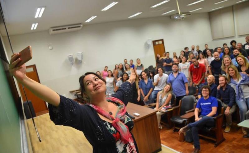 Especialista em relacionamento digital, faz selfie com a plateia de sua palestra dessa semana na Toledo Centro Universitário