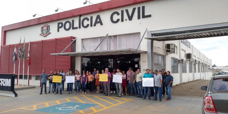 Weverson Nascimento - Protesto reuniu 40 policiais civis em frente à CPJ, ontem