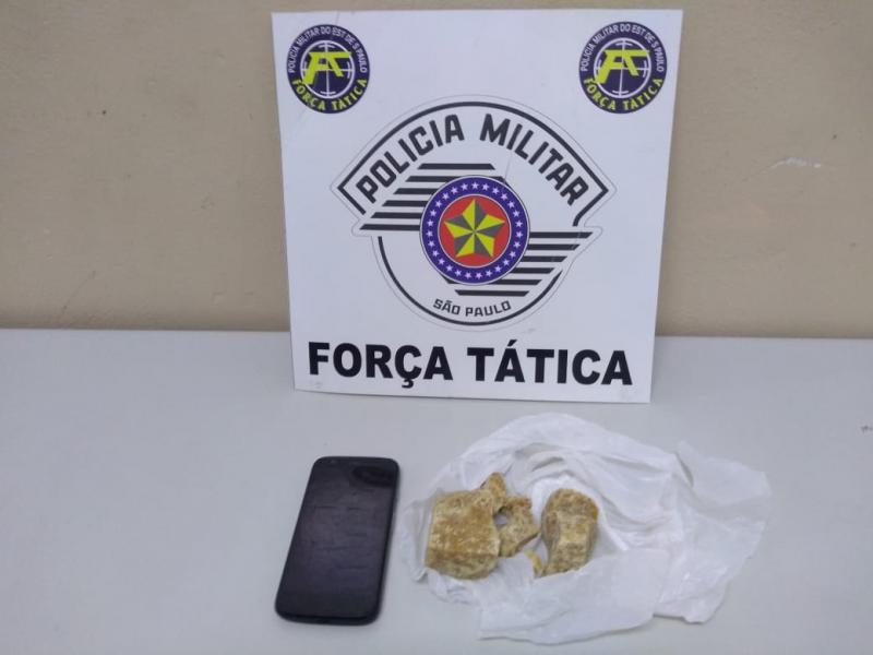 Polícia Militar: Tijolo da droga estava em plástico branco, na calha do imóvel