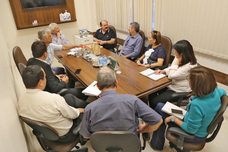 Diretores do SPCap reunidos do o presidente do HRCPP, Francelino  Magalhães