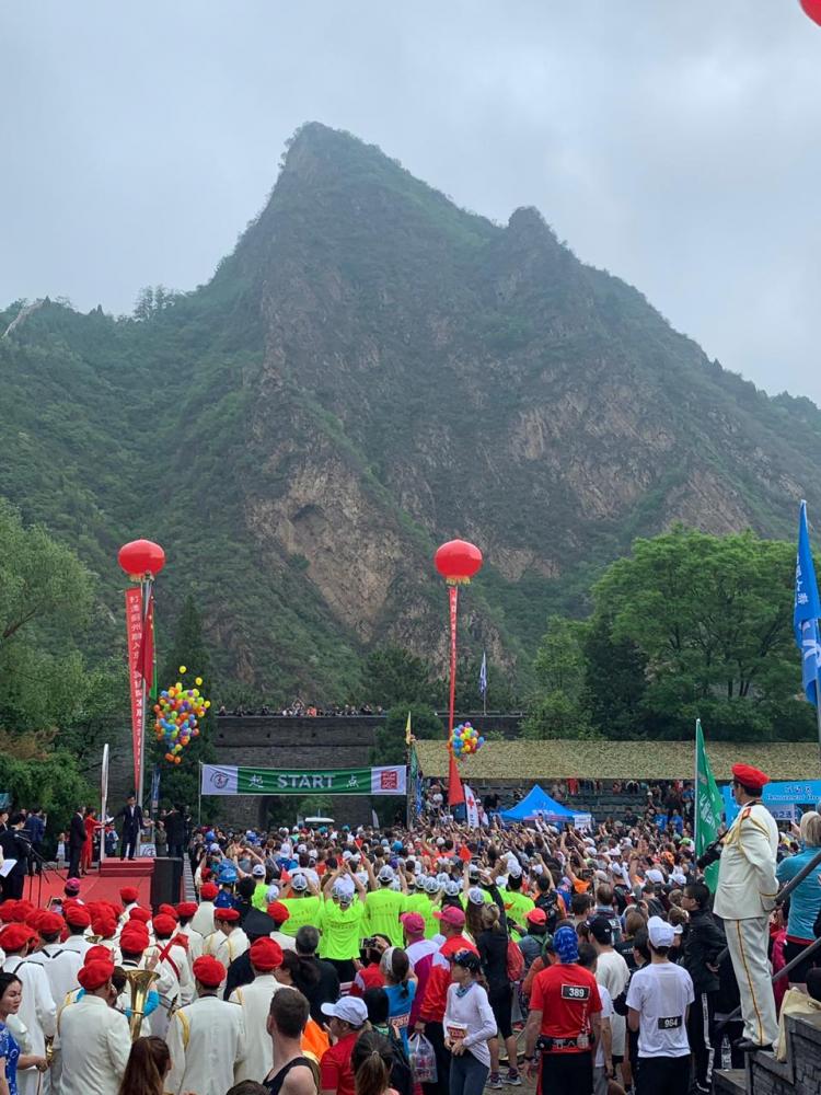 Largada da prova, na base das montanhas do vilarejo de Tianjin, a 120 km de Pequim