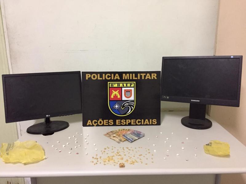 Polícia Militar: Além da droga, corporação localizou dois monitores de computador e R$ 262