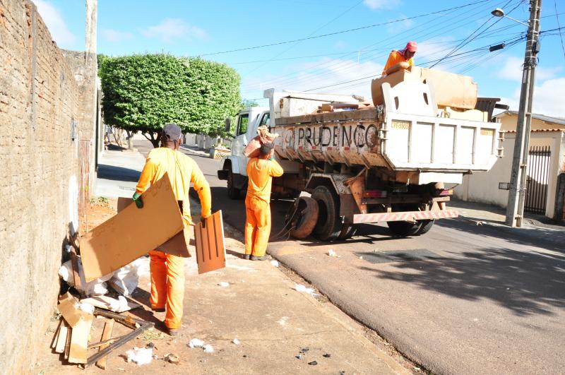 José Reis - Caminhões da Prefeitura passaram recolhendo materiais que estavam nas ruas e casas